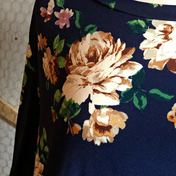 Plus Size-Relaxed fit knee length floral dress wit - Picture 2 of 3